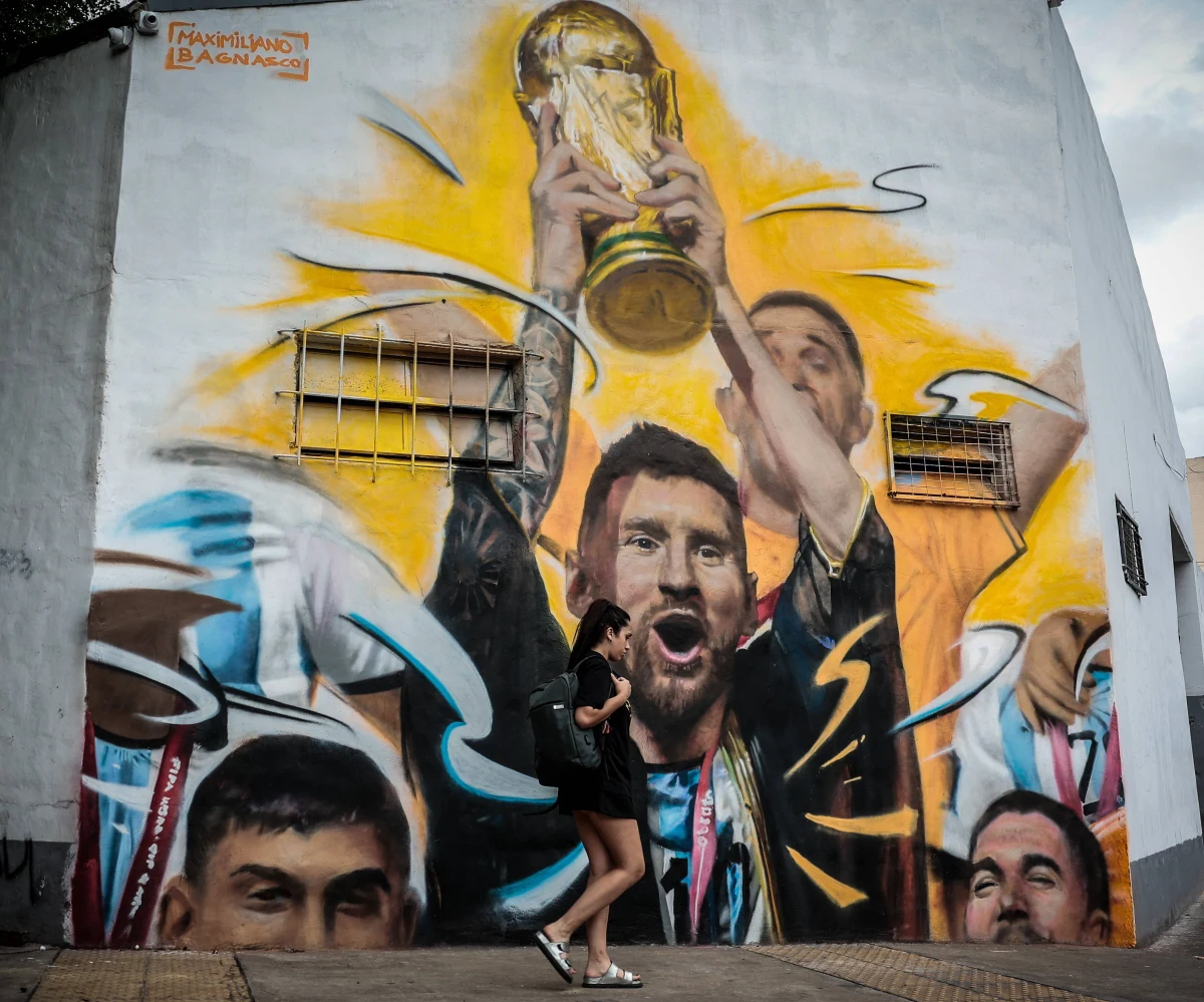 W Buenos Aires odsłonięto mural, którego bohaterem jest kapitan piłkarskiej reprezentacji Argentyny, Leo Messi. "Albicelestes" w finale  mundialu po rzutach karnych pokonali Francję.