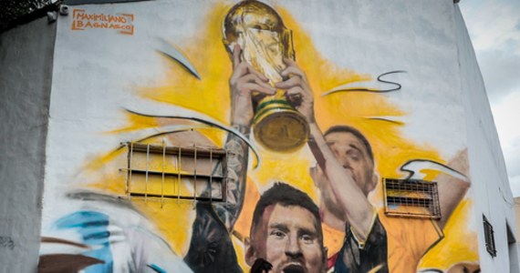 W Buenos Aires odsłonięto mural, którego bohaterem jest kapitan piłkarskiej reprezentacji Argentyny, Leo Messi. "Albicelestes" w finale  mundialu po rzutach karnych pokonali Francję.
