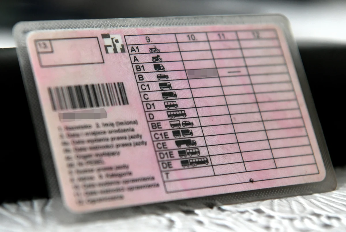 Nie będzie zmiany przepisów w związku głośnym wyrokiem Trybunału Konstytucyjnego ws. zatrzymywania prawa jazdy za przekroczenie prędkości - stwierdził wiceminister sprawiedliwości Marcin Warchoł. Jego zdaniem, to starostowie muszą dostosować się do zaleceń Trybunału przy wydawaniu decyzji.