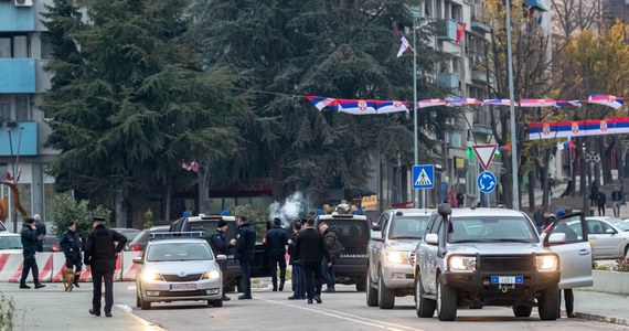 Kosowscy Serbowie rozpoczęli we wtorek wznoszenie nowych barykad w Mitrowicy, jednym z głównych miast na północy Kosowa. To forma protestu w związku z nieuznawaniem kosowskiego rządu w Prisztinie. Wcześniej Serbia ogłosiła, że postawiła swoją armię w stan najwyższej gotowości.