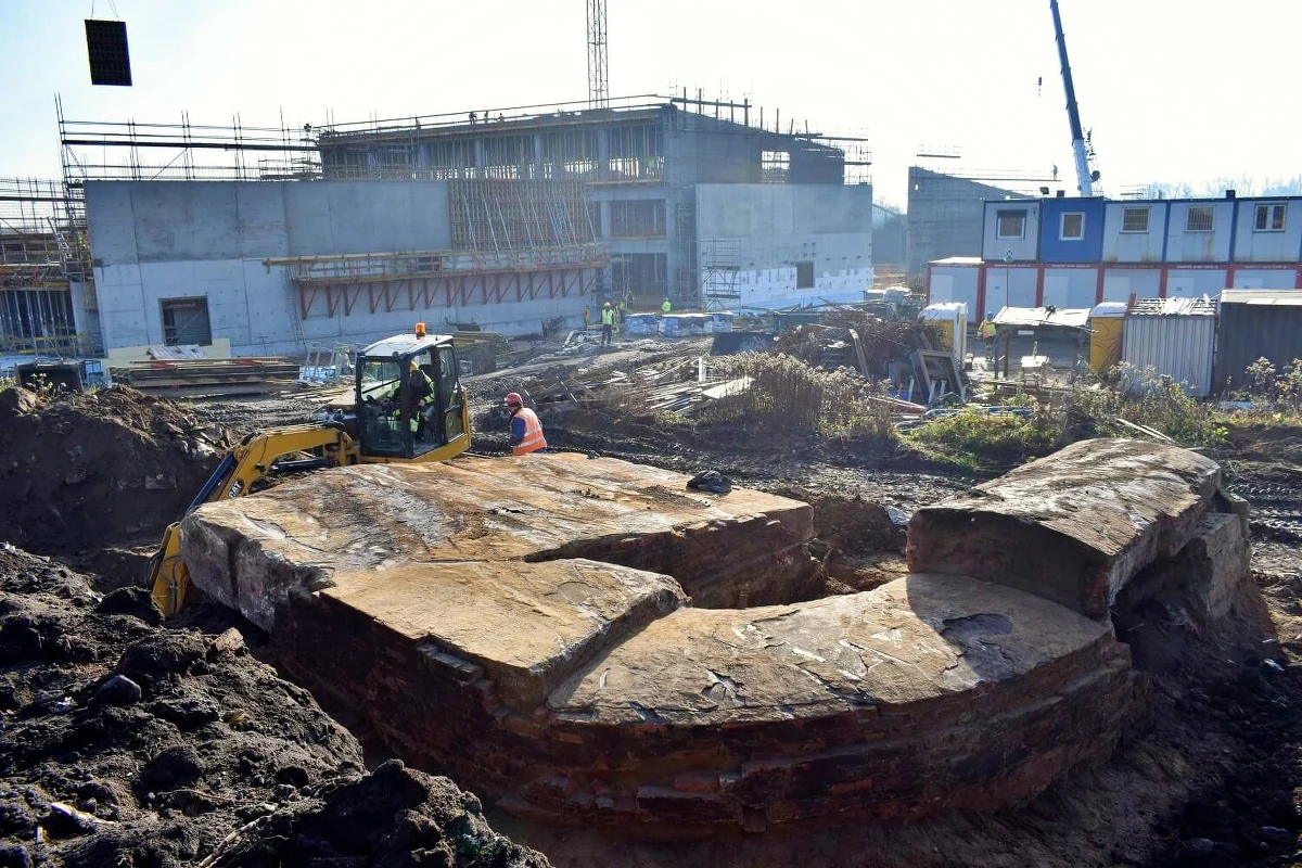 Niezwykłego odkrycia dokonano podczas aranżacji terenu parkowego na budowie Małopolskiego Centrum Nauki. Podczas prac odsłonięto schron z czasów II wojny światowej. Obiekt ma oblicowane cegłą ściany i gruby betonowy strop.