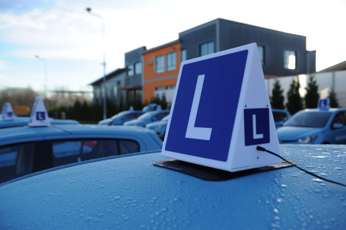 1 stycznia 2023 r. wchodzi w życie nowelizacja Prawa o ruchu drogowym i ustawy o kierujących pojazdami. Przepisy wprowadzają m.in. nowe opłaty za egzaminy na prawo jazdy. Ich wysokość będzie mogła być różna w poszczególnych województwach. 