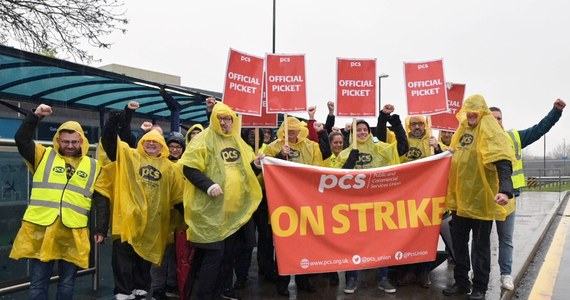 Pracownicy służb granicznych wznowili strajk na sześciu największych brytyjskich lotniskach. Chodzi o osoby odpowiedzialne za kontrolę paszportową. Podróżni również z Polski powinni liczyć się z utrudnieniami. 
