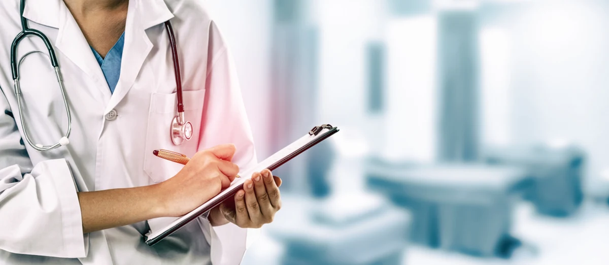 Niepełny wymiar pracy, kursowanie pomiędzy placówkami, a przede wszystkim – odpowiedzialność za setki dzieci. Pielęgniarki pracujące w szkołach muszą mierzyć się z coraz większymi trudnościami. Dlatego wiele z nich decyduje się na odejście z pracy. Co to oznacza dla uczniów? Jaki jest pomysł resortu zdrowia na rozwiązanie tego problemu?