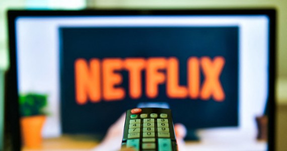 2023 r. ma przynieść istotne zmiany dla osób korzystających z Netflixa. Chodzi o ograniczenia dotyczące współdzielenia konta. Co już oficjalnie wiadomo w tej sprawie? Zapytaliśmy o to biuro prasowe streamingowego giganta w Polsce. 