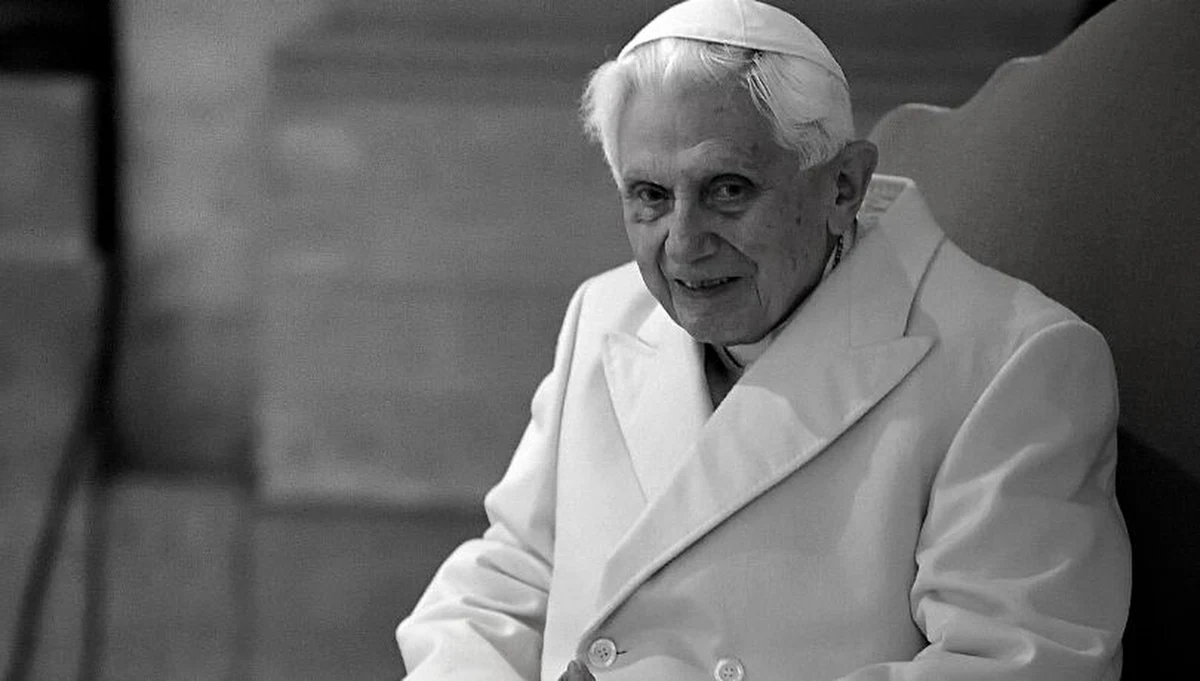 W wieku 95 lat zmarł Benedykt XVI, emerytowany papież. Joseph Ratzinger swój urząd sprawował od 19 kwietnia 2005 roku do 28 lutego 2013 roku, kiedy złożył rezygnację z posługi biskupa Rzymu i przeszedł na emeryturę. Od tego czasu mieszkał w klasztorze Matter Ecclesiae w Ogrodach Watykańskich.