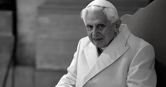 W wieku 95 lat zmarł Benedykt XVI, emerytowany papież. Joseph Ratzinger swój urząd sprawował od 19 kwietnia 2005 roku do 28 lutego 2013 roku, kiedy złożył rezygnację z posługi biskupa Rzymu i przeszedł na emeryturę. Od tego czasu mieszkał w klasztorze Matter Ecclesiae w Ogrodach Watykańskich.