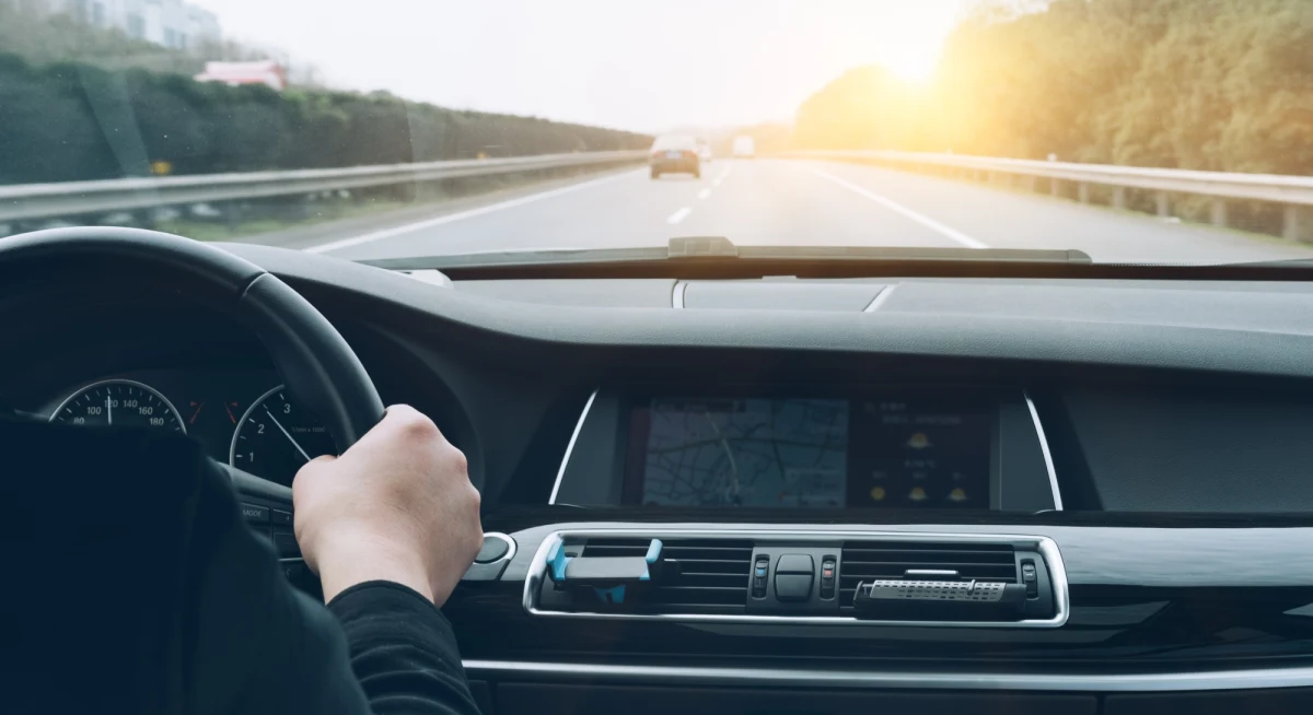 Procedura odbierania prawa jazdy kierowcy za przekroczenie prędkości w terenie zabudowanym o więcej niż 50 km/h może trwać nawet 6 tygodni. "Spodziewamy się fali wniosków podważających pomiar prędkości" - tak przewiduje szef biura Związku Powiatów Polskich Grzegorz Kubalski. Starostowie nadal domagają się zmian w prawie po tym, jak Trybunał Konstytucyjny za niezgodną z konstytucją uznał dotychczasową procedurę automatycznego odbierania uprawnień.