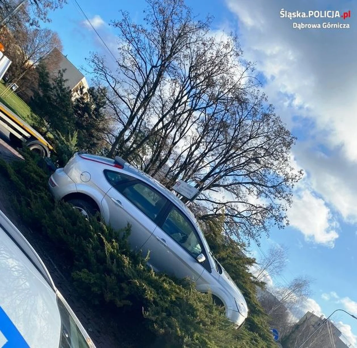 Ponad 2,5 promila alkoholu w organizmie miał 50-letni kierowca, który "zaparkował" na rondzie w Dąbrowie Górniczej. Zza kierownicy wyciągnęli go świadkowie, którzy zawiadomili policję.