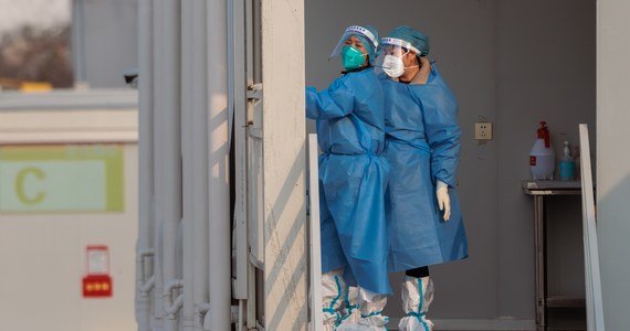 Chińscy rządowi eksperci ds. chorób zakaźnych zaprzeczyli pogłoskom, że w trwającej obecnie wielkiej fali zachorowań na Covid-19 na dużą skalę szerzy się wariant Delta, pierwotna odmiana koronawirusa lub nowe mutacje patogenu. Według władz wciąż dominuje Omikron.