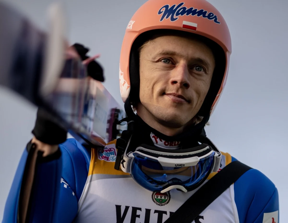 Prowadzący w klasyfikacji generalnej Pucharu Świata Dawid Kubacki zajął drugie miejsce w kwalifikacjach do czwartkowego konkursu w Oberstdorfie, otwierającego 71. Turniej Czterech Skoczni. Polska szóstka w komplecie wywalczyła awans. Najlepszy był Norweg Halvor Egner Granerud.