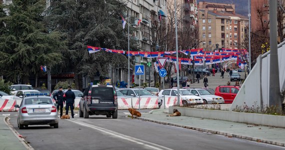 We wspólnym komunikacie wydanym w środę Departament Stanu USA i Unia Europejska wezwały do załagodzenia napięć między Serbią a Kosowem i "podjęcia bezwarunkowych kroków zmierzających do deeskalacji". MSZ Niemiec ogłosił, że jest "głęboko zaniepokojony napięciem w północnym Kosowie".