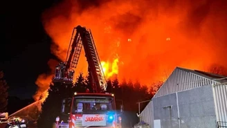 Wieliczka: Pożar w magazynie papieru. Na miejscu 16 zastępów straży pożarnej