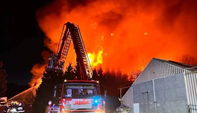 Wieliczka: Pożar w magazynie papieru. Na miejscu 16 zastępów straży pożarnej