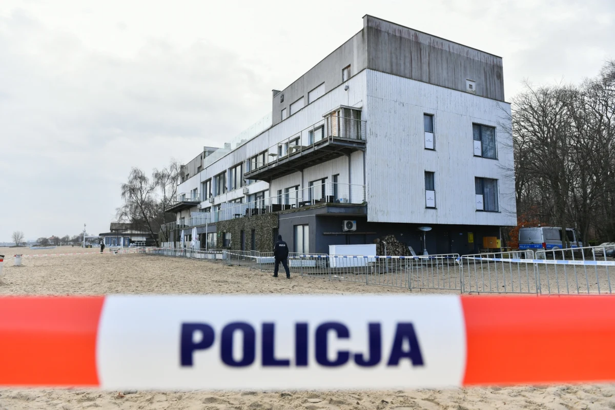 ​Policja od kilku dni prowadzi czynności procesowe w lokalu dawnej Zatoki Sztuki w Sopocie. W środę po południu na sopockiej plaży przy klubie pojawił się policyjny pies tropiący.