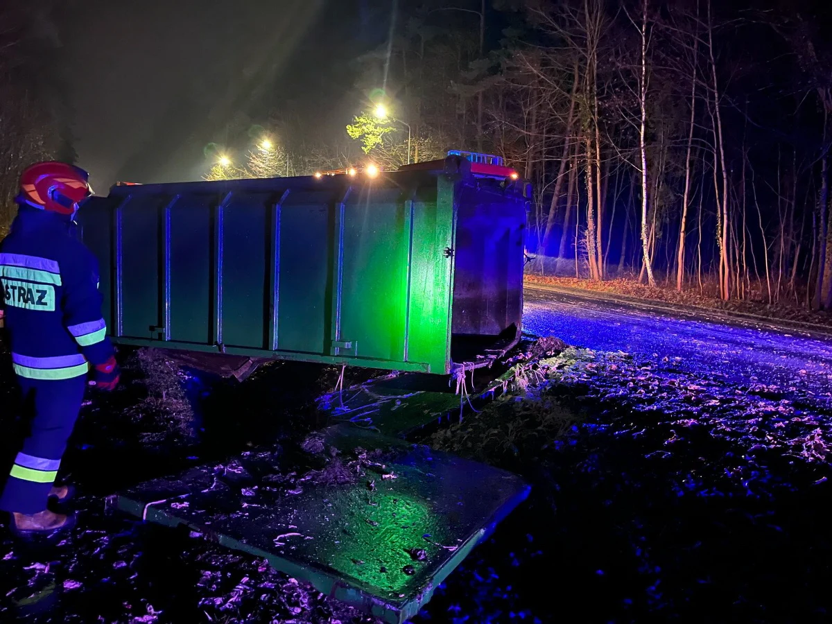 Dwie osoby zostały ranne w wyniku zderzenia samochodu osobowego z ciężarówką przewożącą odpady zwierzęce, do wypadku doszło w Jaromierzu (woj. pomorskie). Zawartość kontenera ciężarówki znalazła się na jezdni.