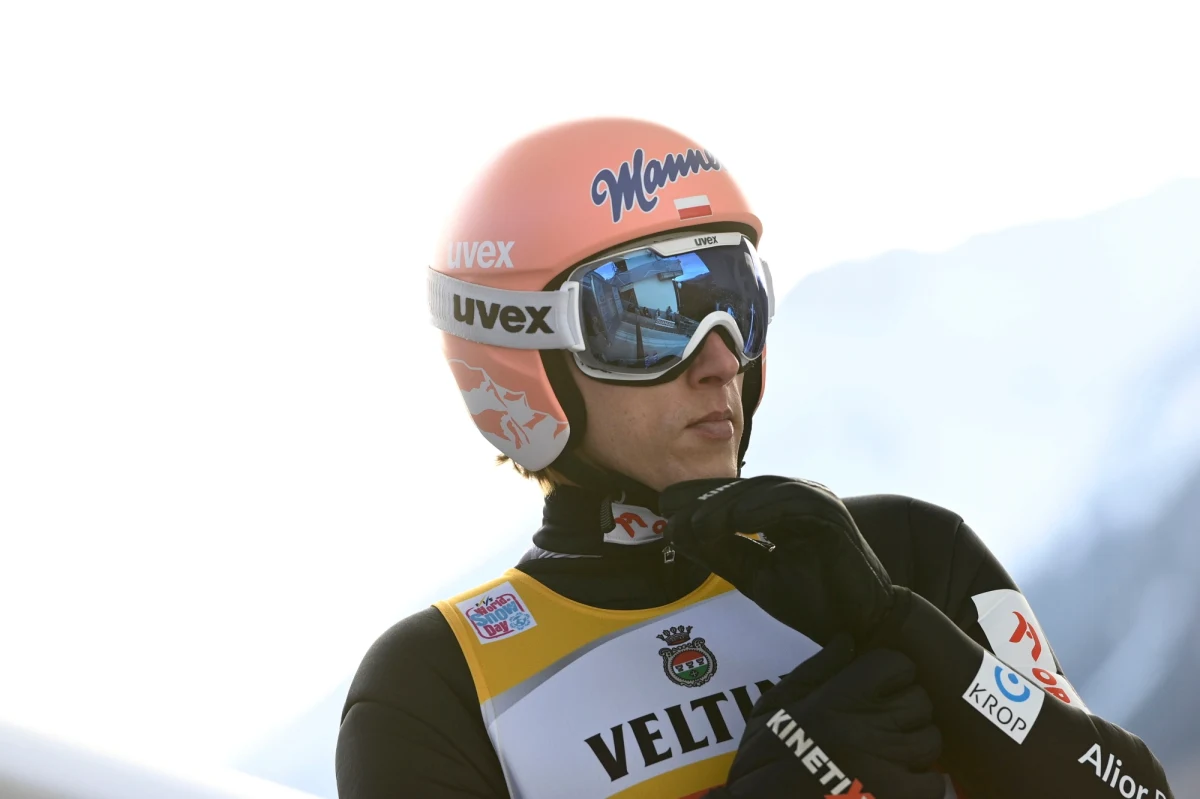 Dziś w niemieckim Oberstdorfie zostanie rozegrany inauguracyjny konkurs 71. Turnieju Czterech Skoczni. Awans do pierwszej serii wywalczyło sześciu biało-czerwonych, najlepiej wypadł lider klasyfikacji generalnej PŚ Dawid Kubacki, który był drugi w kwalifikacjach. Początek o godz. 16.30.