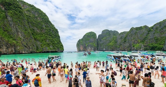 Tajlandia odnotowuje olbrzymi wzrost liczby turystów z Rosji. Jak pisze Bloomberg, Rosjanie płacą na wakacjach kartami kredytowymi, wydanymi w innych krajach, by uniknąć problemów związanych z nałożonymi na swoją ojczyznę restrykcjami po inwazji na Ukrainę w lutym tego roku.
