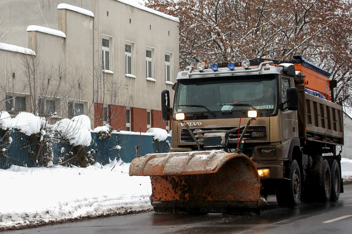 W akcję "Zima" w Krakowie zaangażowane są wszystkie służby miejskie, które będą odpowiedzialne za utrzymanie stanu dróg i chodników. W akcję zaangażowanych będzie 265 jednostek, w tym 73 solarki. W Krakowie zgromadzono 17 tys. ton soli, 3207 ton piasku i 574 tony chlorku wapnia. Wszystko po to, żeby zapewnić mieszkańcom bezpieczeństwo na ulicach i chodnikach.
