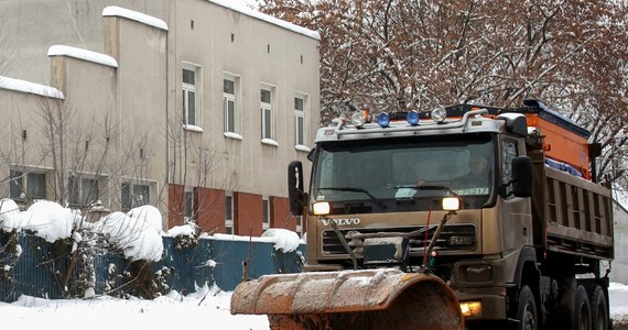 W akcję "Zima" w Krakowie zaangażowane są wszystkie służby miejskie, które będą odpowiedzialne za utrzymanie stanu dróg i chodników. W akcję zaangażowanych będzie 265 jednostek, w tym 73 solarki. W Krakowie zgromadzono 17 tys. ton soli, 3207 ton piasku i 574 tony chlorku wapnia. Wszystko po to, żeby zapewnić mieszkańcom bezpieczeństwo na ulicach i chodnikach.
