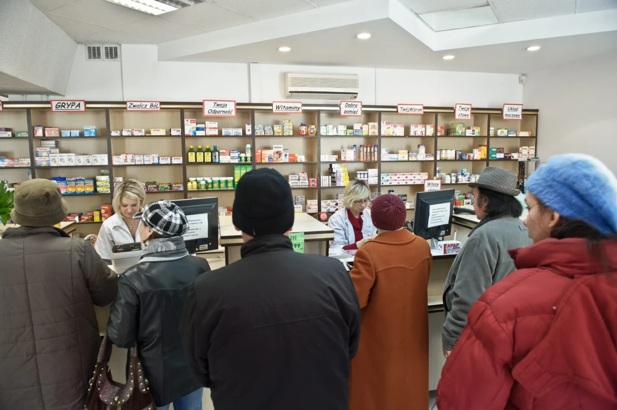 "Mamy w tej chwili moment, gdy znajdujemy się na szczycie grudniowo-styczniowego epicentrum grypowego" - mówił Wojciech Andrusiewicz, rzecznik Ministerstwa Zdrowia w audycji 7 pytań o 7:07 w Radiu RMF24. Jego zdaniem sytuacja, jeśli chodzi o infekcje grypowe, lekko się poprawia. "Ten tydzień powinien być delikatnie lepszy, z naciskiem na ‘delikatnie’. Od piątku mamy ferie świąteczne w szkołach, spada też odsetek hospitalizacji. Czy to będzie stały trend? Zobaczymy w najbliższym czasie" - mówił.