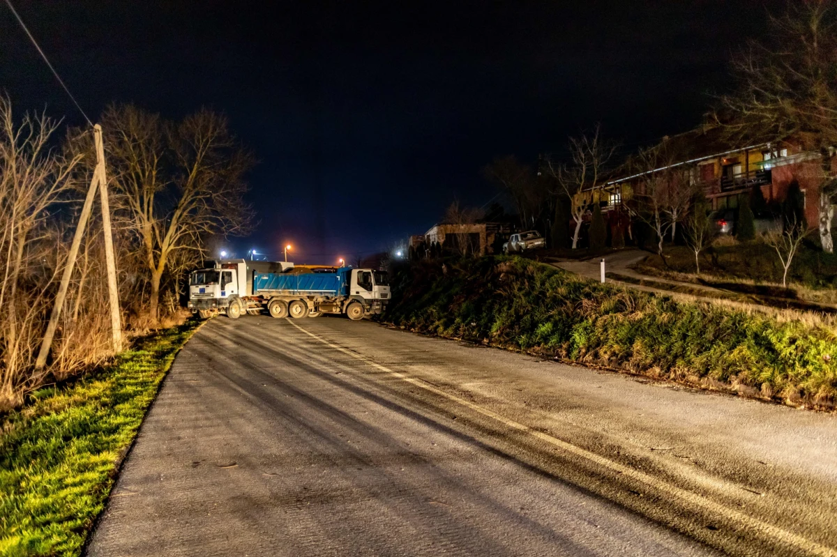 W nocy podpalono część ciężarówek tworzących ustawione przez Serbów barykady w położonej na północy Kosowa Mitrowicy - poinformowała kosowska policja.