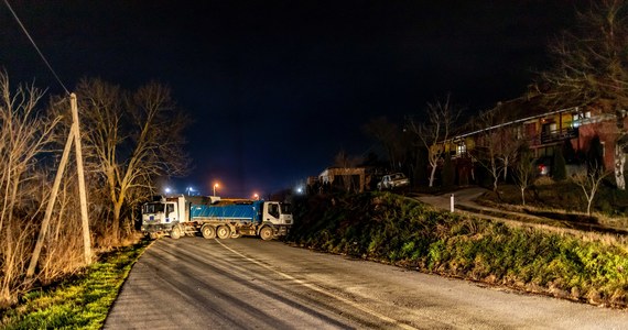 W nocy podpalono część ciężarówek tworzących ustawione przez Serbów barykady w położonej na północy Kosowa Mitrowicy - poinformowała kosowska policja.