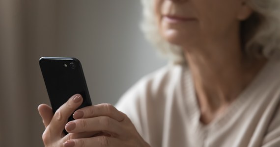 Policja w Gliwicach poszukuje oszustów, którzy wyłudzili pieniądze od dwóch kobiet. Mieszkanki Gliwic straciły w sumie ponad 100 tysięcy złotych. Wyłudzone pieniądze miały rzekomo pochodzić na lek pomagający w leczeniu chorych na Covid-19.