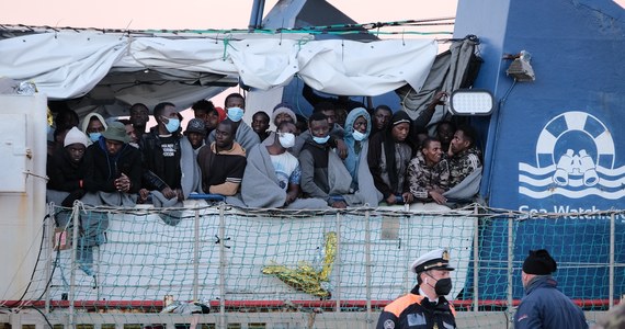 Włoski rząd przyjął przepisy umożliwiające nakładanie kar na organizacje pozarządowe, które na morzu ratują migrantów. Sankcje będą nakładane, jeżeli organizacje złamią wprowadzone właśnie regulacje. Część aktywistów uważa, że decyzja gabinetu Giorgii Meloni może zagrażać życiu wielu migrantów – podaje Reuters.