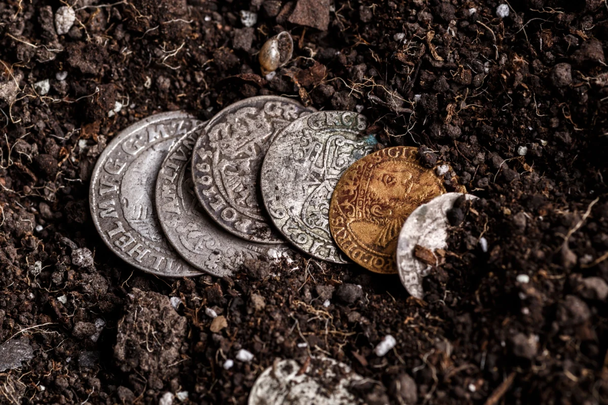 Poszukiwacze skarbów, którzy nielegalnie przywłaszczyli sobie kolekcje anglosaskich złotych monet, muszą zwrócić 1,2 miliona funtów. Szukanie skarbów to niezwykle popularne na Wyspach hobby. Ma swój własny kodeks honorowy i zasady. 