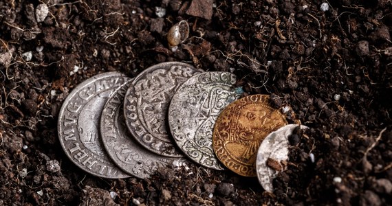 Poszukiwacze skarbów, którzy nielegalnie przywłaszczyli sobie kolekcje anglosaskich złotych monet, muszą zwrócić 1,2 miliona funtów. Szukanie skarbów to niezwykle popularne na Wyspach hobby. Ma swój własny kodeks honorowy i zasady. 