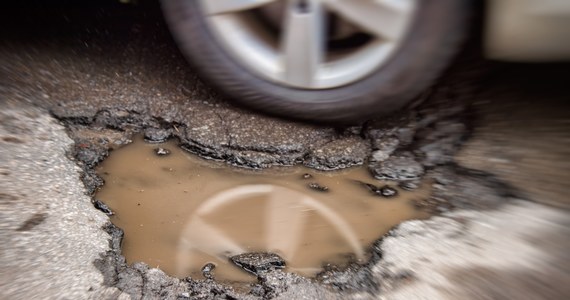 Łódzkie drogi są w fatalnym stanie. Kierowcy powinni być szczególnie wyczuleni, bo przejazd niektórymi odcinkami może być niebezpieczny dla auta. Jak tłumaczy Tomasz Andrzejewski, rzecznik ZDiT, nie wszystkie trasy udało się wyremontować. Na tych oczekujących na modernizację jeszcze przed świętami pojawili się pracownicy Zarządu Dróg i Transportu, aby skontrolować i zlecić prace przy zabezpieczeniu ubytków - podaje portal expressilustrowany.pl.