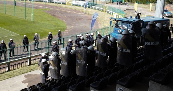 Jest postępowanie dyscyplinarne wobec policjanta, który podczas ćwiczeń oddziałów prewencji na stadionie warszawskiej Polonii poważnie poturbował młodą funkcjonariuszkę - dowiedział się dziennikarz RMF FM.