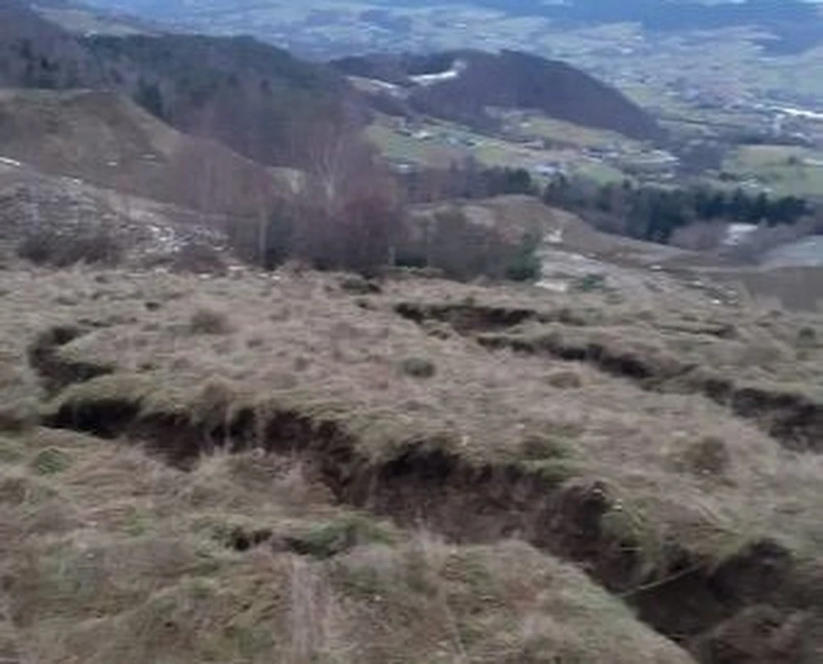 Spore osuwisko pojawiło się w Męcinie niedaleko Limanowej w Małopolsce. Hektar ziemi osunął się w rejonie miejscowego kamieniołomu. 