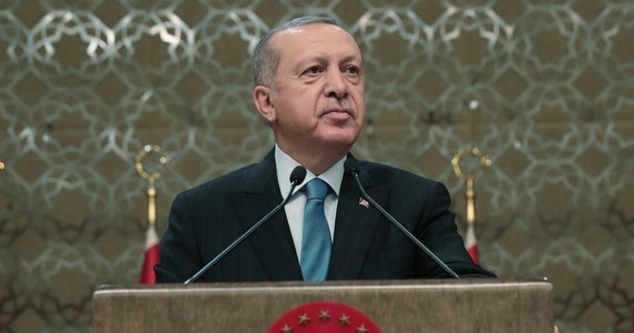 ​Prezydent Turcji Recep Tayyip Erdogan zniósł wiek emerytalny, umożliwiając ponad 2 milionom pracowników natychmiastowe przejście na emeryturę. Rozwiązanie weszło w życie mniej niż pół roku przed wyborami.