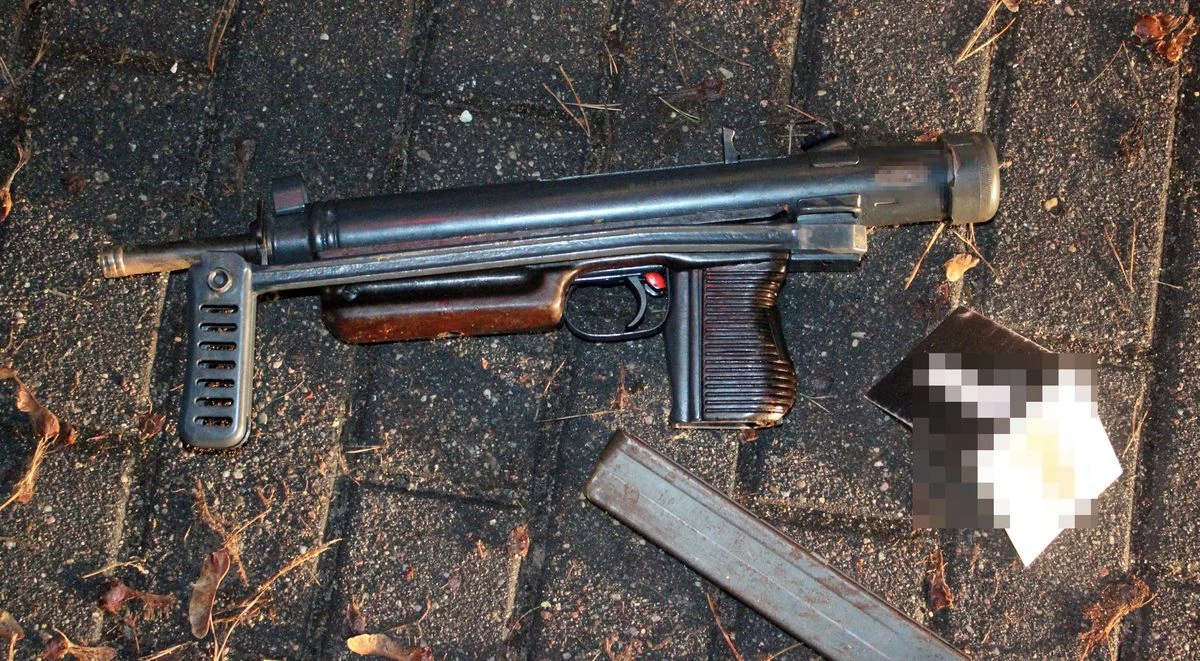 ​31-latek i jego o dwa lata młodszy pasażer zostali zatrzymani przez koszalińskich policjantów do kontroli drogowej. Kierowca miał w organizmie prawie 1,5 promila alkoholu, w mercedesie wiózł m.in. pistolet maszynowy, amunicję i amfetaminę - poinformował asp. szt. Rafał Skoczylas z KMP w Koszalinie.