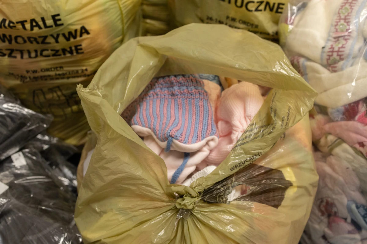 Pierwsze 500 kompletów odzieży termoaktywnej i 100 śpiworów pozwalających przetrwać ekstremalnie niską temperaturę ruszą w najbliższym czasie w drogę z Warszawy na wschód Ukrainy. To pakiety, które udało się kupić m.in. dzięki wsparciu słuchaczy RMF FM w ramach akcji "Pomożemy Wam przetrwać tę zimę". Razem z generałem Bogusławem Packiem chcemy pomóc tym, którzy nie mogli uciec z Ukrainy przed wojną. To zwłaszcza osoby starsze oraz ci, którzy opiekują się swoimi rodzicami. 