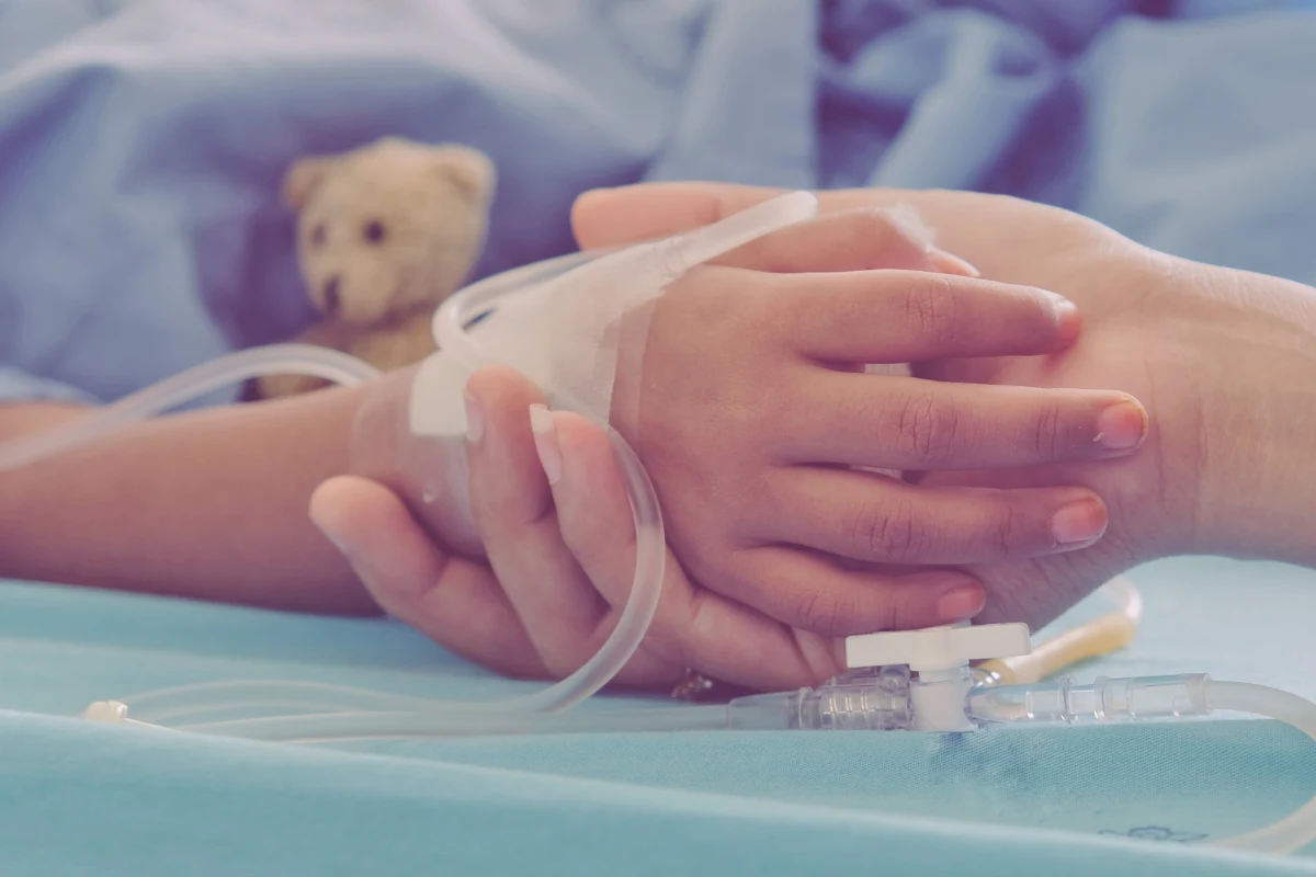 Osoby śledzące zbiórkę pieniędzy na leczenie niespełna rocznego Oliwiera z Wadowic przecierały wczoraj oczy ze zdumienia. Po godz. 16 na platformie prowadzącej zbiórkę pojawiła się anonimowa wpłata - 1,5 mln zł. Przed godz. 22 udało się zebrać 100 proc. funduszy potrzebnych na leczenie chłopca. Pod jego domem w Wadowicach zaczęli się zbierać sąsiedzi i osoby wspierające całą akcję.