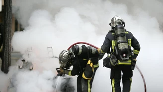 Piotrków Trybunalski: Pożar Tesli na parkingu. Auto gaszono pięć godzin 