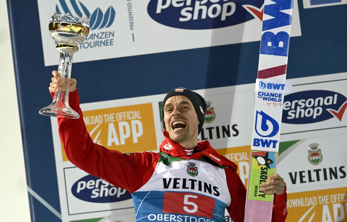 Piotr Żyła drugi, a lider Pucharu Świata Dawid Kubacki trzeci w Oberstdorfie! Polacy świetnie rozpoczęli Turniej Czterech Skoczni. Zwyciężył znakomity dzisiaj Norweg Halvor Egner Granerud.