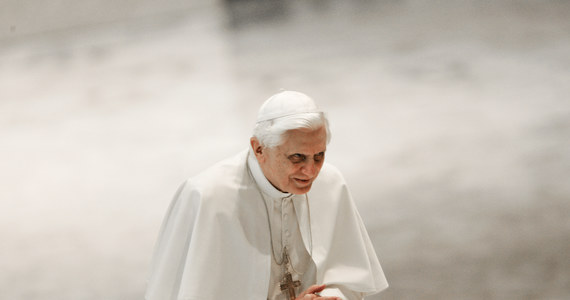 Emerytowany papież Benedykt XVI, mieszkający w klasztorze Mater Ecclesiae w Watykanie, na stałe jest pod opieką czterech świeckich kobiet, a teraz dodatkowo czuwa przy nim jego osobisty lekarz - informuje kanał Rome Reports na platformie YouTube.