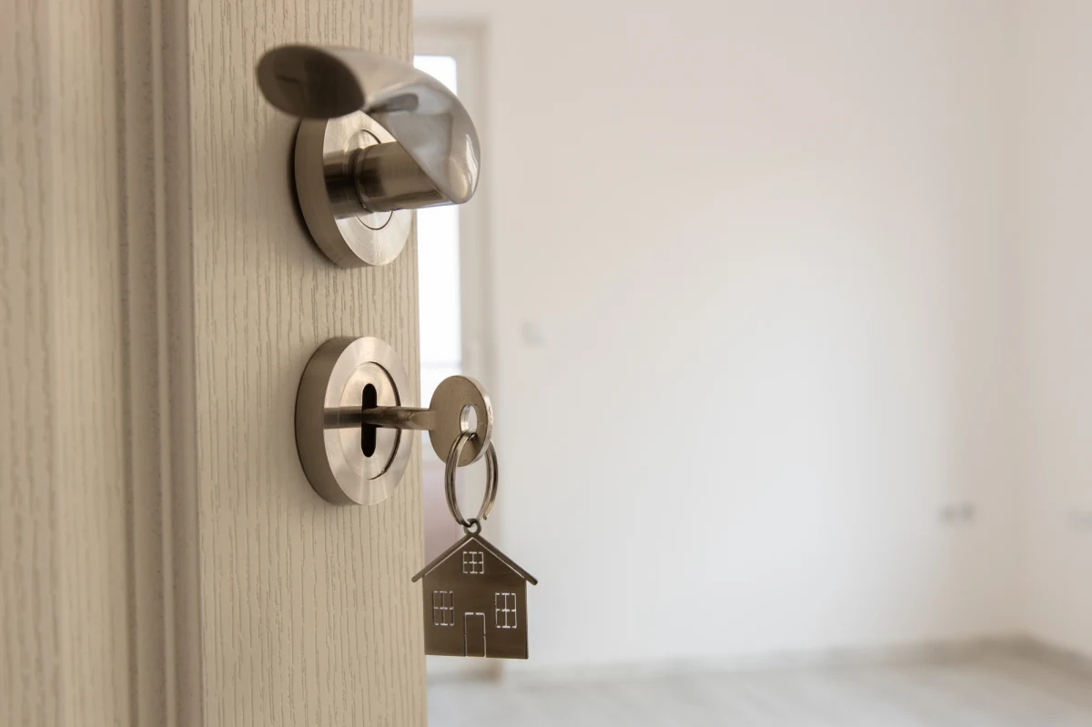 "Problemem na rynku jest to, że młodzi ludzie jako swoje pierwsze mieszkania kupują za małe lokale. I stąd m.in. propozycja programu "Kredyt na 2 procent", gdzie przez 10 lat państwo będzie dopłacało do kredytów mieszkaniowych" - mówił Tomasz Narkun, ekspert rynku nieruchomości w internetowym Radiu RMF24. W rozmowie z Pauliną Sawicką opowiedział, jakie zmiany mogą przynieść nowe regulacje ws. polityki mieszkaniowej oraz w jakich państwach ceny mieszkań są gorsze niż w Polsce.