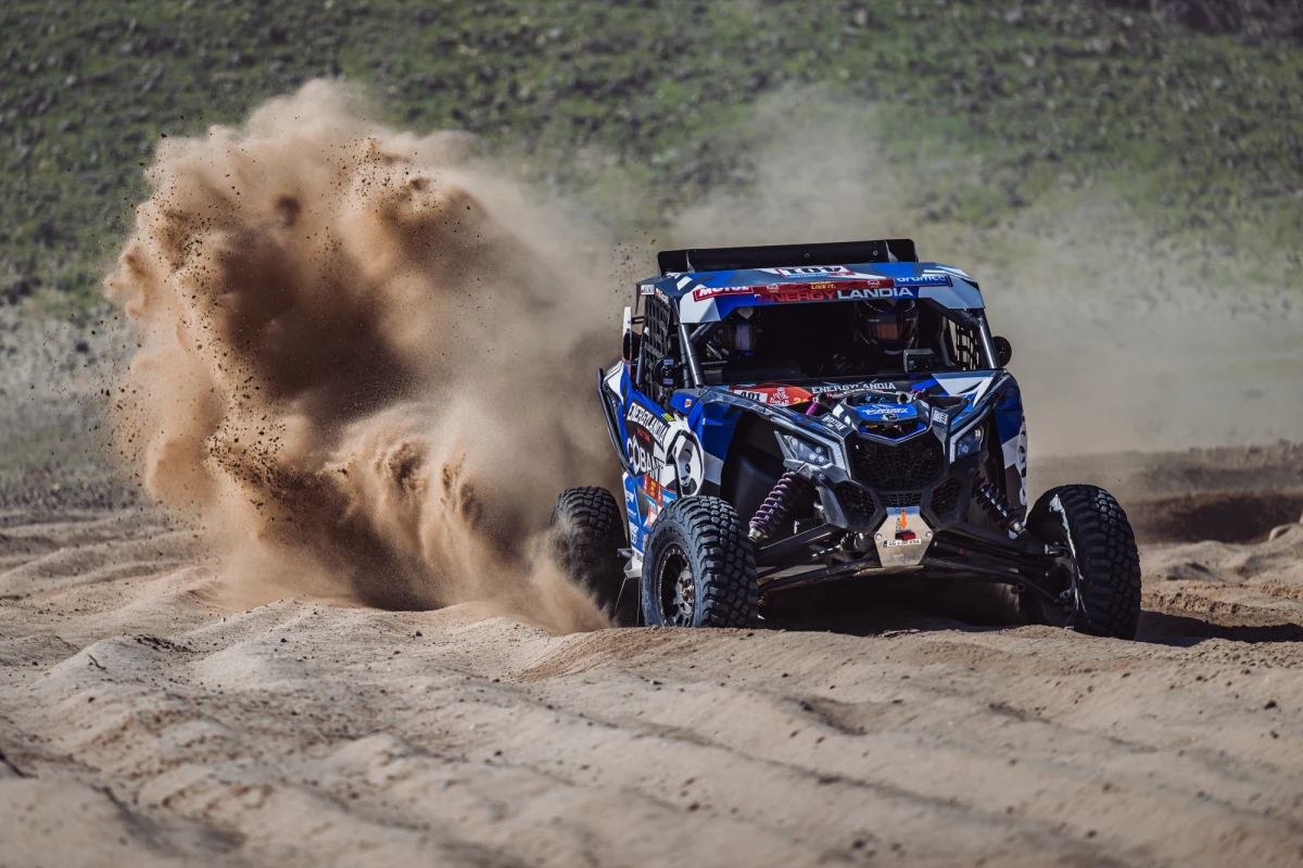 Zespół Energylandia Rally Team jest już w Arabii Saudyjskiej. Z Krakowa, przez Warszawę, Dubaj, Dżuddę aż po Janbu al-Bahr – długa i wymagająca podróż zaprowadziła ekipę do miejsca, w którym w końcu odebrali z portu cały sprzęt, samochody oraz kampery. Środa upłynęła pod znakiem przygotowań do rajdu.