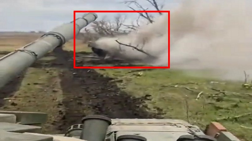 Serwisy społecznościowe obiegło nagranie, na którym uwieczniono moment, jak polski czołg T-72M1 niszczy rosyjski T-72, a następnie omija go na polnej drodze.