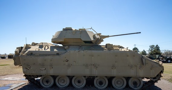 Administracja USA rozważa przekazanie wozów bojowych Bradley w ramach kolejnego pakietu pomocy wojskowej dla Ukrainy - podał Bloomberg. Według ekspertów włączenie tych pojazdów do służby mogłoby jednak zająć miesiące.