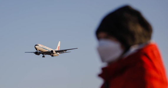 ​Korea Południowa poinformowała w piątek, że podobnie jak inne kraje, między innymi Stany Zjednoczone i Japonia, wprowadzi obowiązek posiadania testów na koronawirusa od wszystkich przybyszów z Chin. O to, jak traktować powracających do Europy chińskich turystów, spierają się kraje Unii Europejskiej. W tej sprawie nie ma jednomyślności.