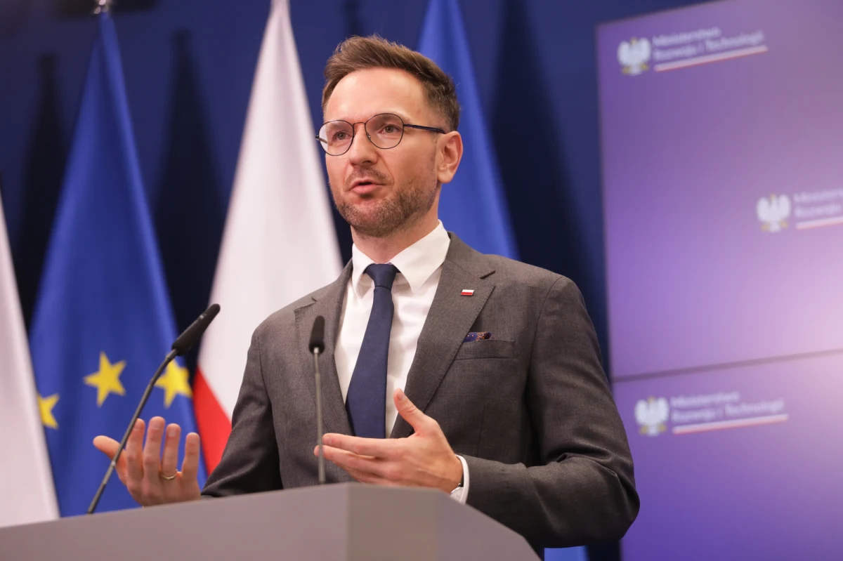 Ministrowie z PiS-u i Solidarnej Polski otwarcie oskarżają się o kłamstwa dotyczące europejskiego Funduszu Odbudowy. Trwający od miesięcy spór między koalicjantami przybiera na sile, choć ostatnie rozmowy premiera ze Zbigniewem Ziobrą miały uspokoić emocje.