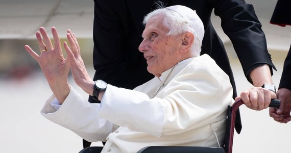 Stan chorego 95-letniego emerytowanego papieża Benedykta XVI pozostaje stabilny - potwierdził w piątek po południu Watykan. Według tych informacji, Benedykt XVI dziś rano koncelebrował mszę w swoim pokoju w klasztorze Mater Ecclesiae.
