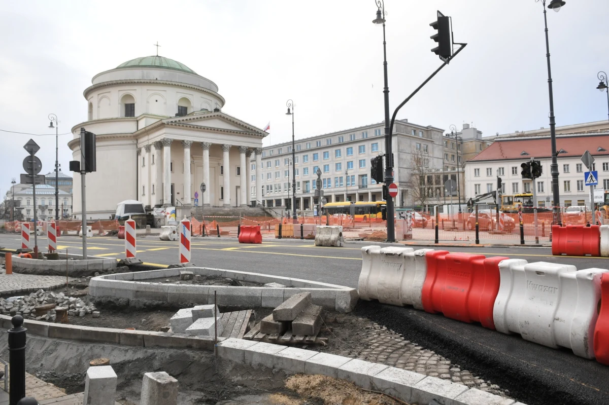 ​W ostatnich dniach starego roku drogowcy przygotowali niespodziankę dla kierowców. W piątek po południu otwarto wschodnią jezdnię placu Trzech Krzyży. Kierowcy mogą już przejechać tędy w stronę ronda de Gaulle’a.