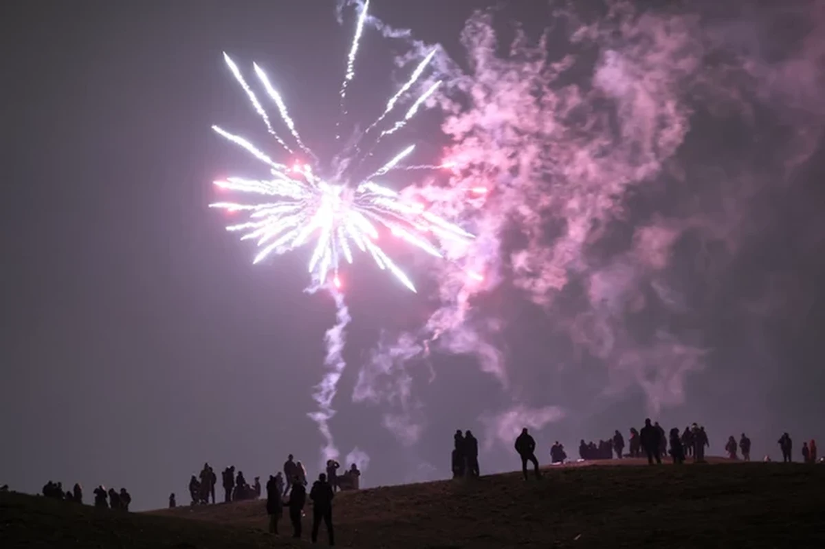 Trwają policyjne kontrole sprzedawców fajerwerków i petard. Funkcjonariusze przypominają, że kupując je - trzeba zwrócić uwagę na to czy mają atest, instrukcję w języku polskim oraz czy opakowanie jest oryginalne i nie uszkodzone. Podpowiadają też jak ich używać.